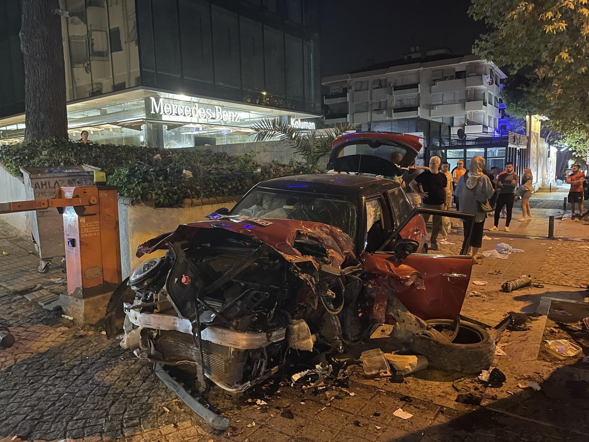 Kadık&ouml;y'de duvara &ccedil;arpan otomobildeki &uuml;&ccedil; kişi yaralandı