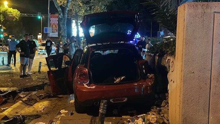 Kadıköy'de duvara çarpan otomobildeki üç kişi yaralandı G2