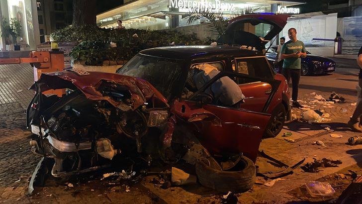 Kadıköy'de duvara çarpan otomobildeki üç kişi yaralandı G3