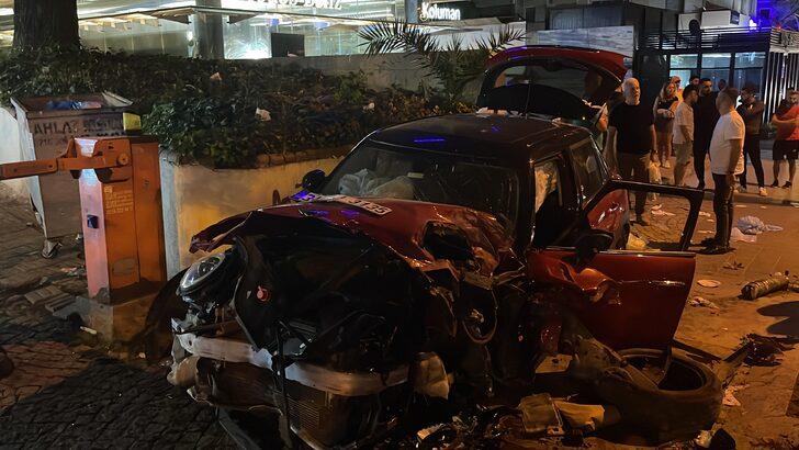 Kadıköy'de duvara çarpan otomobildeki üç kişi yaralandı G4