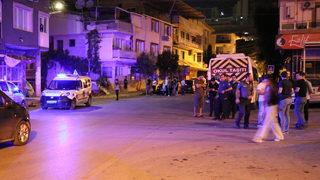 İzmir'de düğün sonrası çıkan kavgaya müdahale eden polis bıçakla yaralandı