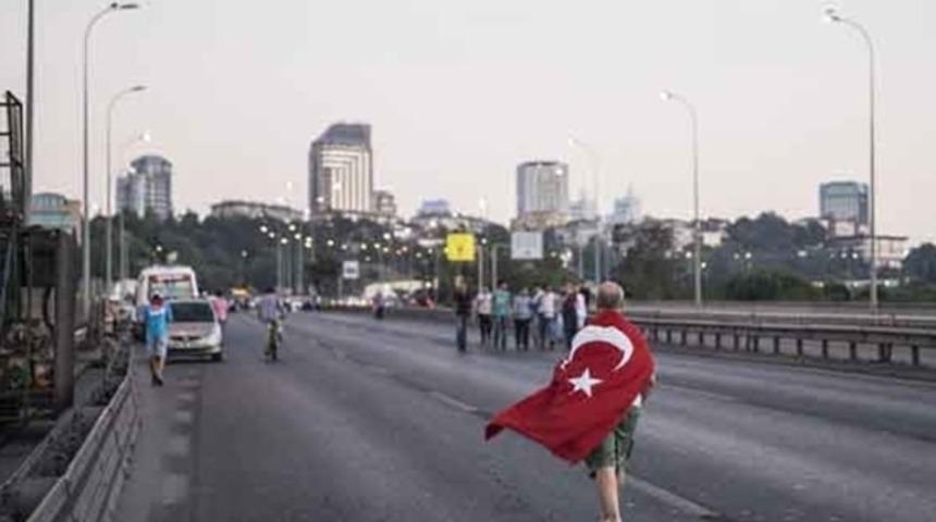 K&ouml;pr&uuml;ler, tankların &ccedil;ekilmesi i&ccedil;in trafiğe kapatıldı