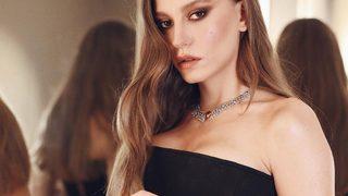 Serenay Sarıkaya süper mini etekli pozlarıyla esti geçti!