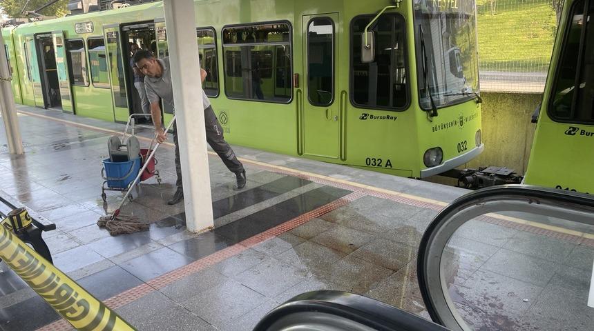 Bursa'da metroda bıçaklanan kişi ağır yaralandı