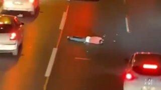 Karşıya geçmek isterken aniden yola atladı! Önce savruldu sonra ezildi... Korkunç görüntü