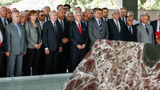 Kılıçdaroğlu, Özal ve Menderes'in anıt mezarını ziyaret etti
