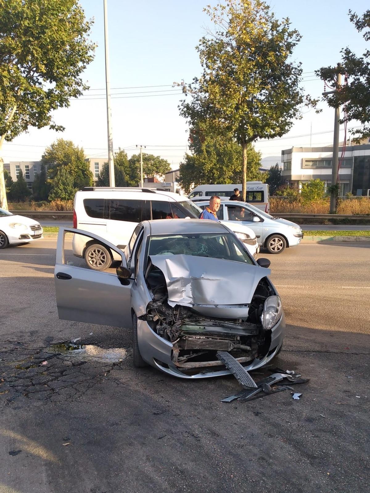 Bursa'da servis minib&uuml;s&uuml; ile otomobilin &ccedil;arpıştığı kazada 4 kişi yaralandı