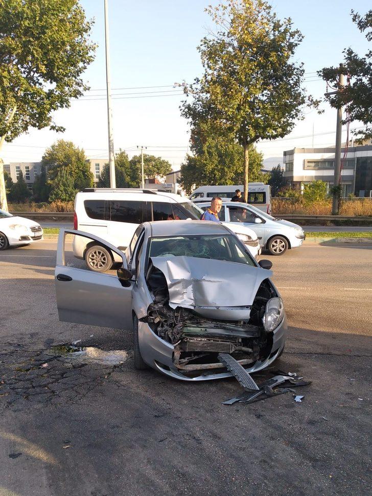 Bursa'da servis minibüsü ile otomobilin çarpıştığı kazada 4 kişi yaralandı G1