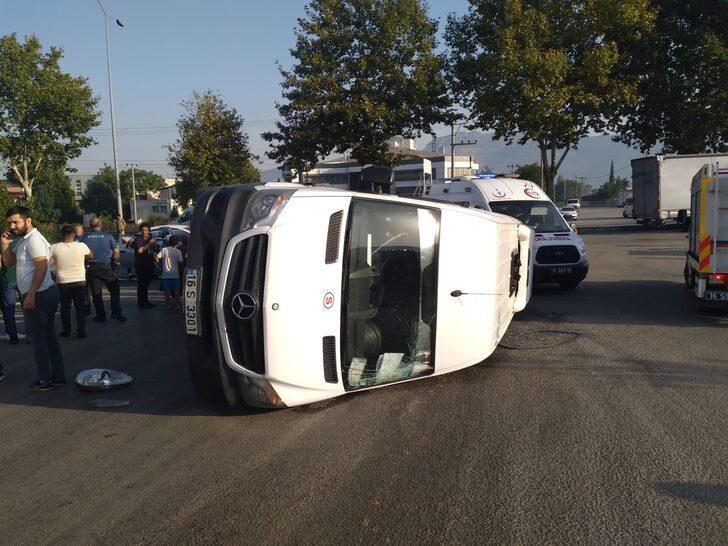Bursa'da servis minibüsü ile otomobilin çarpıştığı kazada 4 kişi yaralandı G2