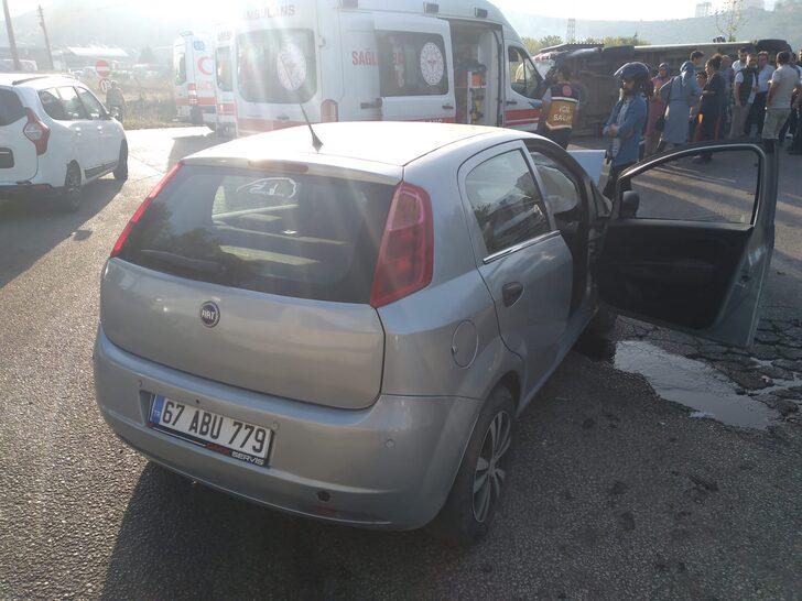 Bursa'da servis minibüsü ile otomobilin çarpıştığı kazada 4 kişi yaralandı G3