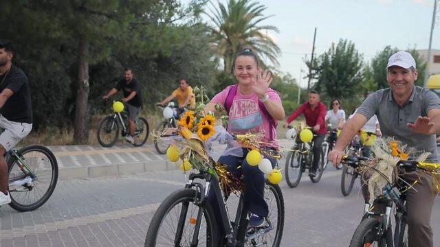 İzmirli üreticiler hasat sonunu, bisiklet turuyla kutladı