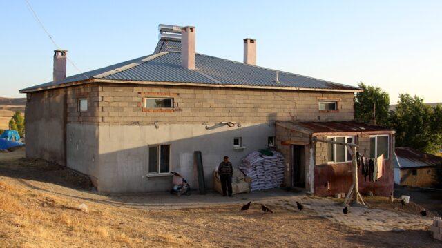 Yer: Sivas! Dışarıdan sıradan bir ev gibi görünüyor, içine giren şaşkına dönüyor... 'Bıçakla oyulmuş'