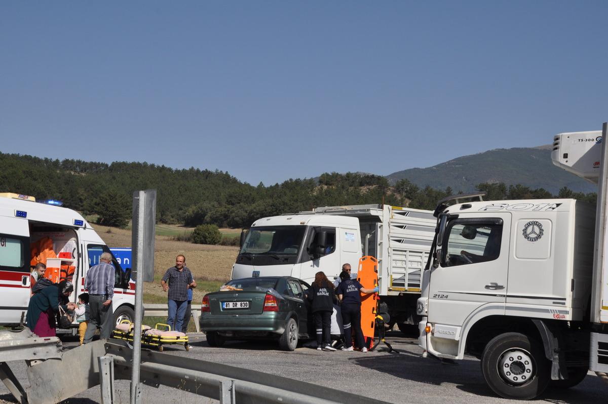 Bolu'da kamyonla &ccedil;arpışan otomobildeki 3 kişi yaralandı