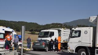 Bolu'da kamyonla çarpışan otomobildeki 3 kişi yaralandı