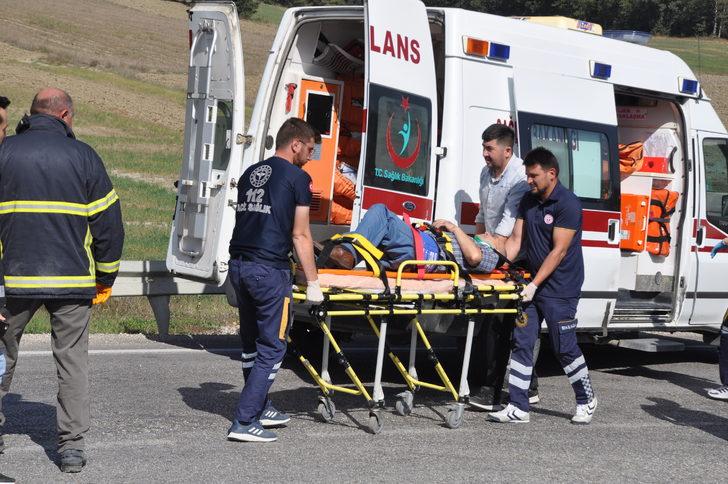 Bolu'da kamyonla çarpışan otomobildeki 3 kişi yaralandı G2