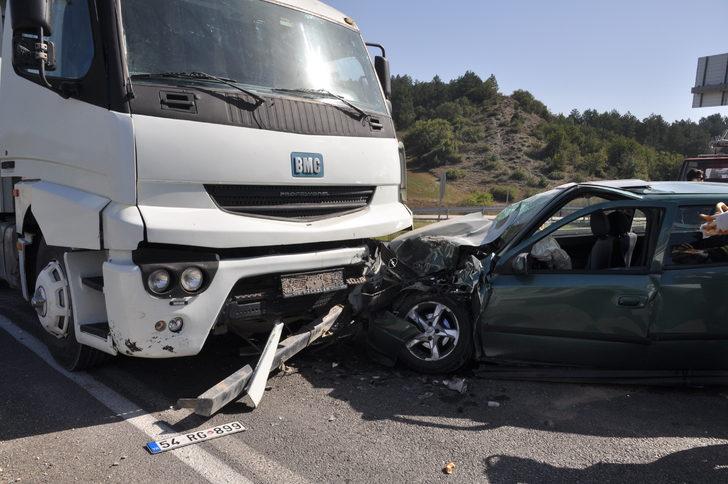 Bolu'da kamyonla çarpışan otomobildeki 3 kişi yaralandı G3