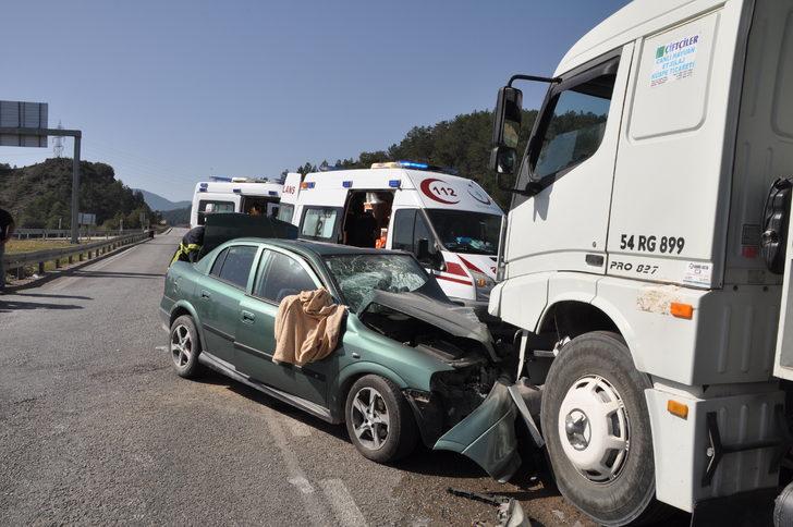 Bolu'da kamyonla çarpışan otomobildeki 3 kişi yaralandı G4