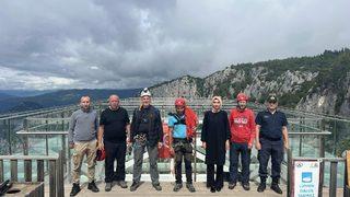 Kastamonu'da iple Çatak Kanyonu'na inip cam terasın altında çevre temizliği yaptılar