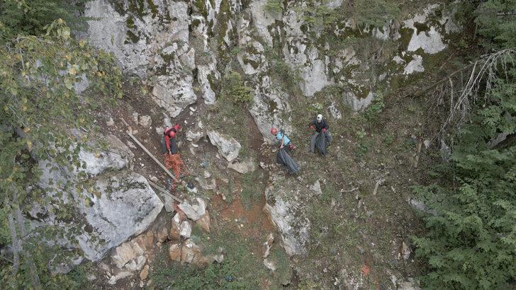 Kastamonu'da iple Çatak Kanyonu'na inip cam terasın altında çevre temizliği yaptılar G2