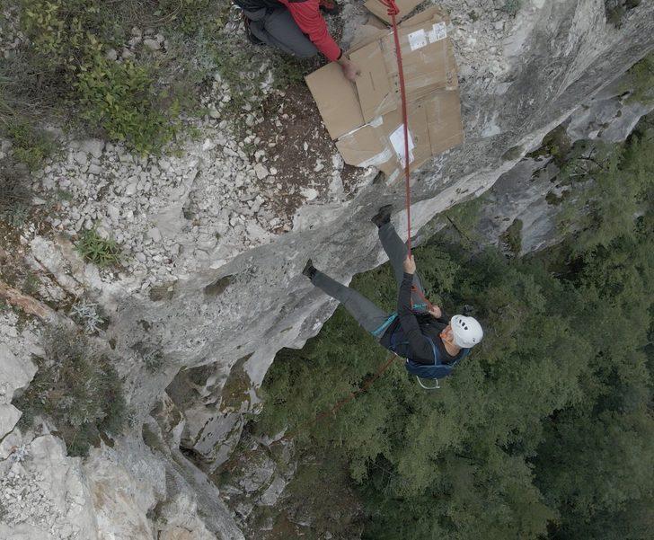 Kastamonu'da iple Çatak Kanyonu'na inip cam terasın altında çevre temizliği yaptılar G4