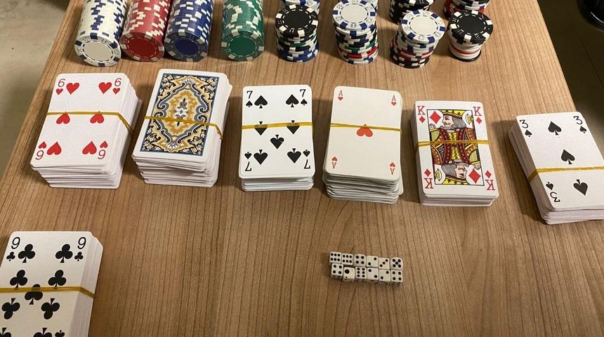 Gaziosmanpaşa'da kumar operasyonunda 33 kişiye para cezası kesildi