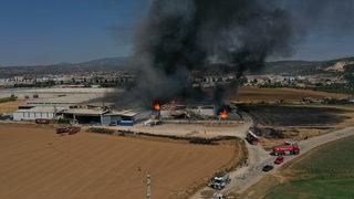 GÜNCELLEME - İzmir'deki kozmetik fabrikasında çıkan yangına müdahale sürüyor