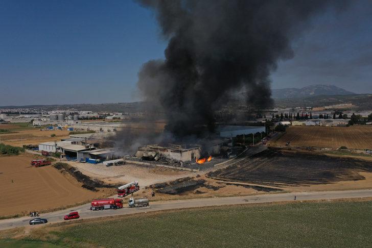 GÜNCELLEME - İzmir'deki kozmetik fabrikasında çıkan yangına müdahale sürüyor G2