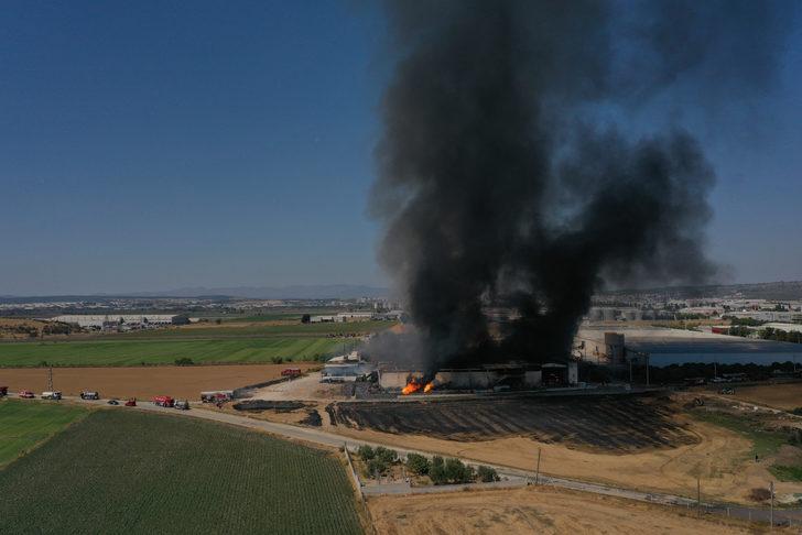 GÜNCELLEME - İzmir'deki kozmetik fabrikasında çıkan yangına müdahale sürüyor G3