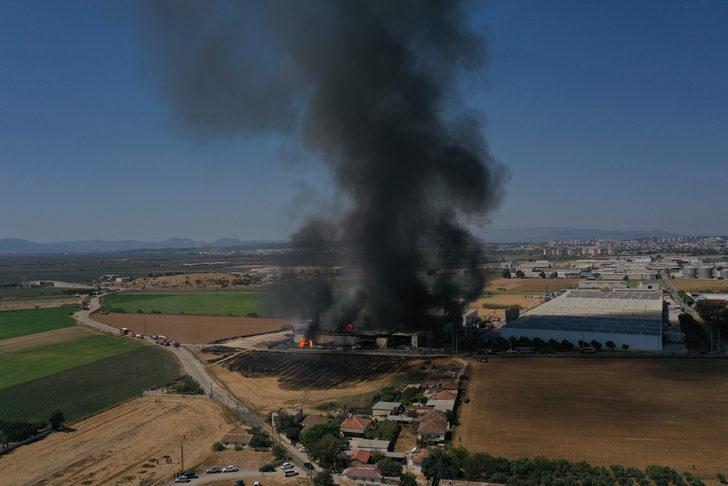 GÜNCELLEME - İzmir'deki kozmetik fabrikasında çıkan yangına müdahale sürüyor G4