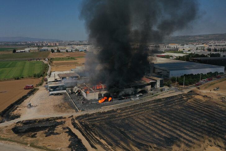 GÜNCELLEME - İzmir'deki kozmetik fabrikasında çıkan yangına müdahale sürüyor G5