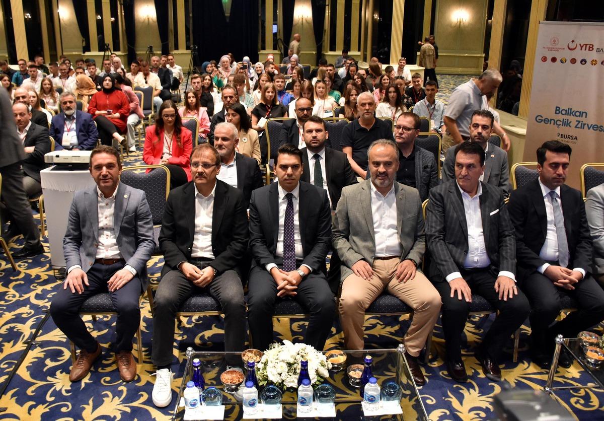 YTB'nin "Balkan Gen&ccedil;lik Okulu Kapanış Zirvesi" Bursa'da yapıldı