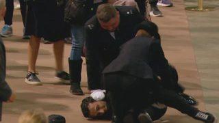 Halkın arasından koşarak Kraliçe’nin tabutunun başına geldi! Polis yaka paça gözaltına aldı