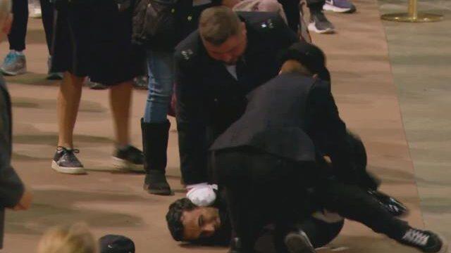 Halkın arasından koşarak Kraliçe’nin tabutunun başına geldi! Polis yaka paça gözaltına aldı