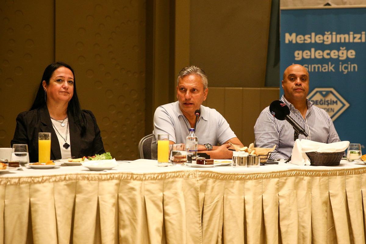 T&Uuml;RSAB Başkanı Bağlıkaya, Adana'da seyahat acentelerinin temsilcileriyle buluştu