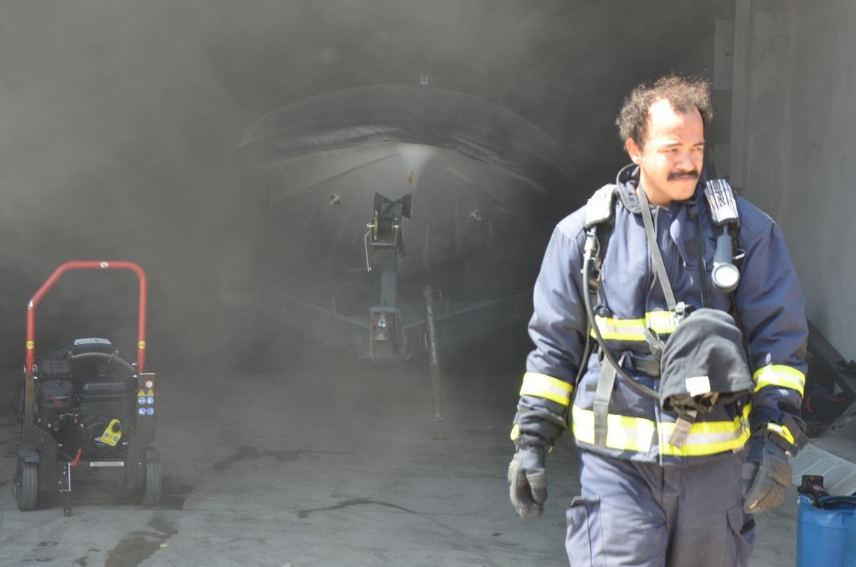 Antalya'da depoda &ccedil;ıkan yangında bir kişi yaralandı