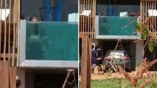 Görenler şaşkınlığını gizleyemedi! Çevrelerindekilere aldırmadan havuzun içinde cinsel ilişkiye girdiler