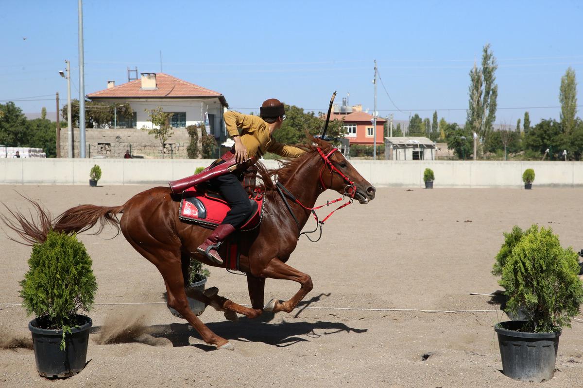Atlı Ok&ccedil;uluk T&uuml;rkiye Şampiyonası final yarışları, Kayseri'de başladı