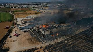 GÜNCELLEME 2 - İzmir'de kozmetik fabrikasında çıkan yangına müdahale sürüyor