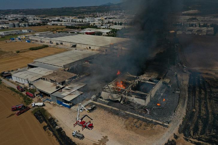 GÜNCELLEME 2 - İzmir'de kozmetik fabrikasında çıkan yangına müdahale sürüyor G2