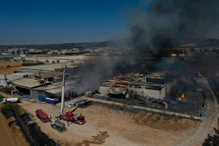 GÜNCELLEME 2 - İzmir'de kozmetik fabrikasında çıkan yangına müdahale sürüyor G3