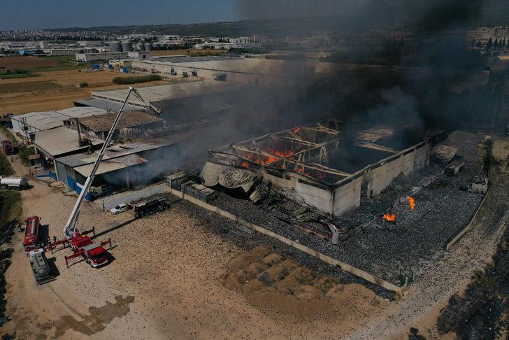 GÜNCELLEME 2 - İzmir'de kozmetik fabrikasında çıkan yangına müdahale sürüyor G4