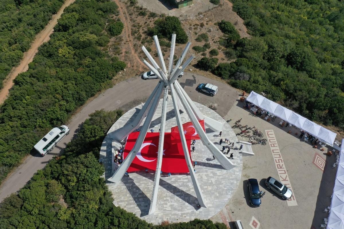 Milli M&uuml;cadele'nin başladığı Samsun'dan son kurşunun atıldığı Bandırma'ya T&uuml;rk bayrağını taşıdı