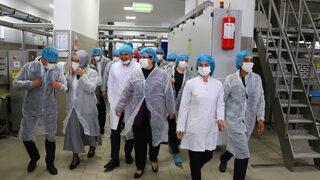 Aile ve Sosyal Hizmetler Bakanı Yanık, Tekirdağ'daki fabrikada kadınlarla bir araya geldi