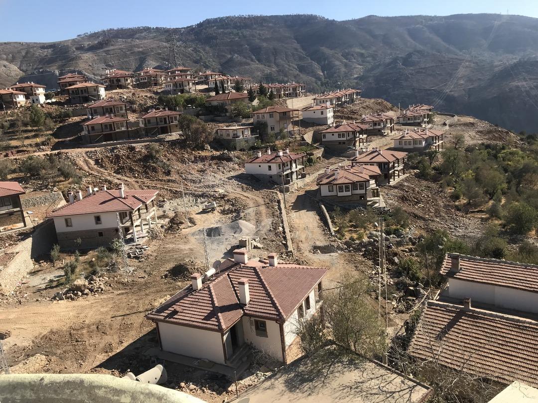 Yangında harap olmuştu, k&uuml;llerinden doğdu! Tatil k&ouml;y&uuml;n&uuml; andırıyor, mahalleli g&uuml;n sayıyor