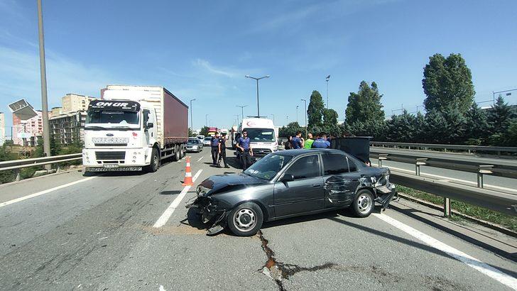 Anadolu Otoyolu'nda bariyere çarpan otomobildeki 6 kişi yaralandı G1