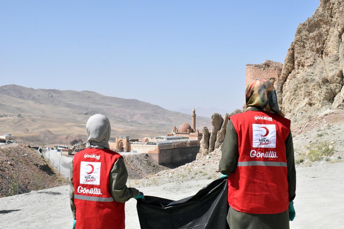 Ağrı'da &ccedil;evre duyarlılığı i&ccedil;in İshak Paşa Sarayı &ccedil;evresinde temizlik yapıldı