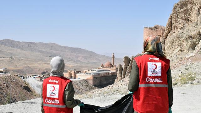 Ağrı'da çevre duyarlılığı için İshak Paşa Sarayı çevresinde temizlik yapıldı