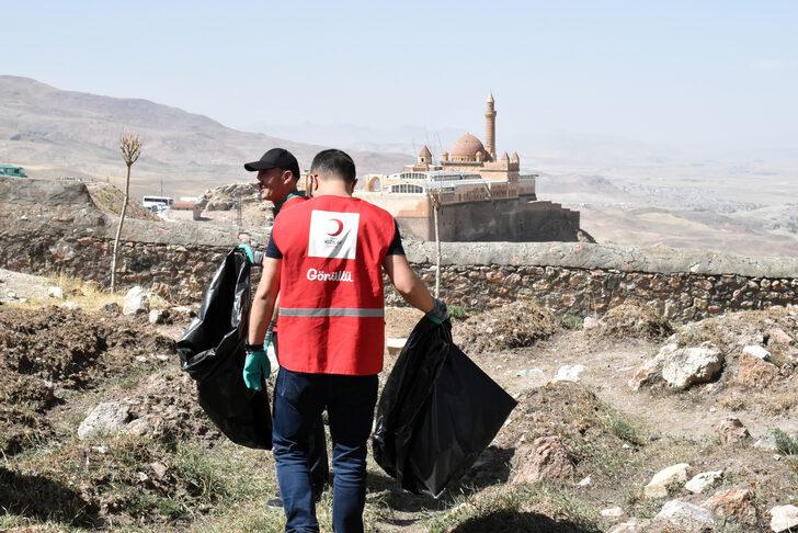 Ağrı'da çevre duyarlılığı için İshak Paşa Sarayı çevresinde temizlik yapıldı G3