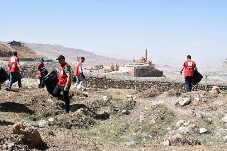 Ağrı'da çevre duyarlılığı için İshak Paşa Sarayı çevresinde temizlik yapıldı G4