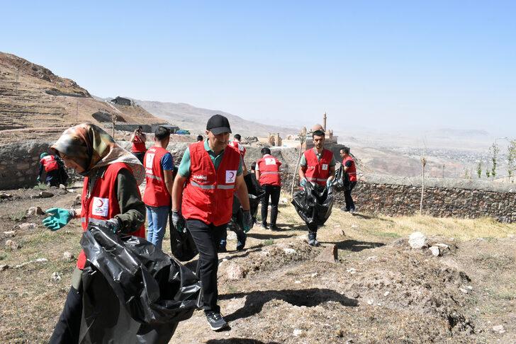 Ağrı'da çevre duyarlılığı için İshak Paşa Sarayı çevresinde temizlik yapıldı G5